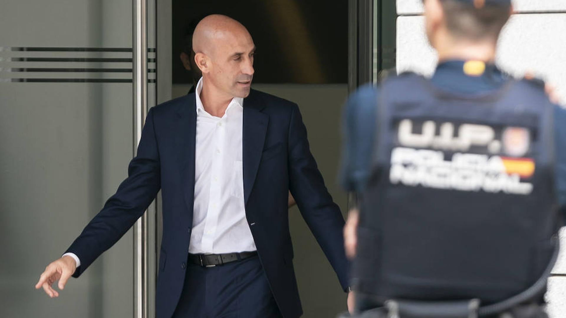 El Fiscal Pide 2 Años Y 6 Meses De Cárcel Para Rubiales Por El Beso A